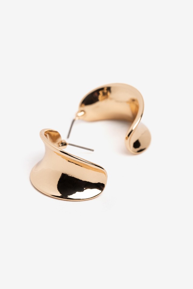 Pendientes dorados curvos
