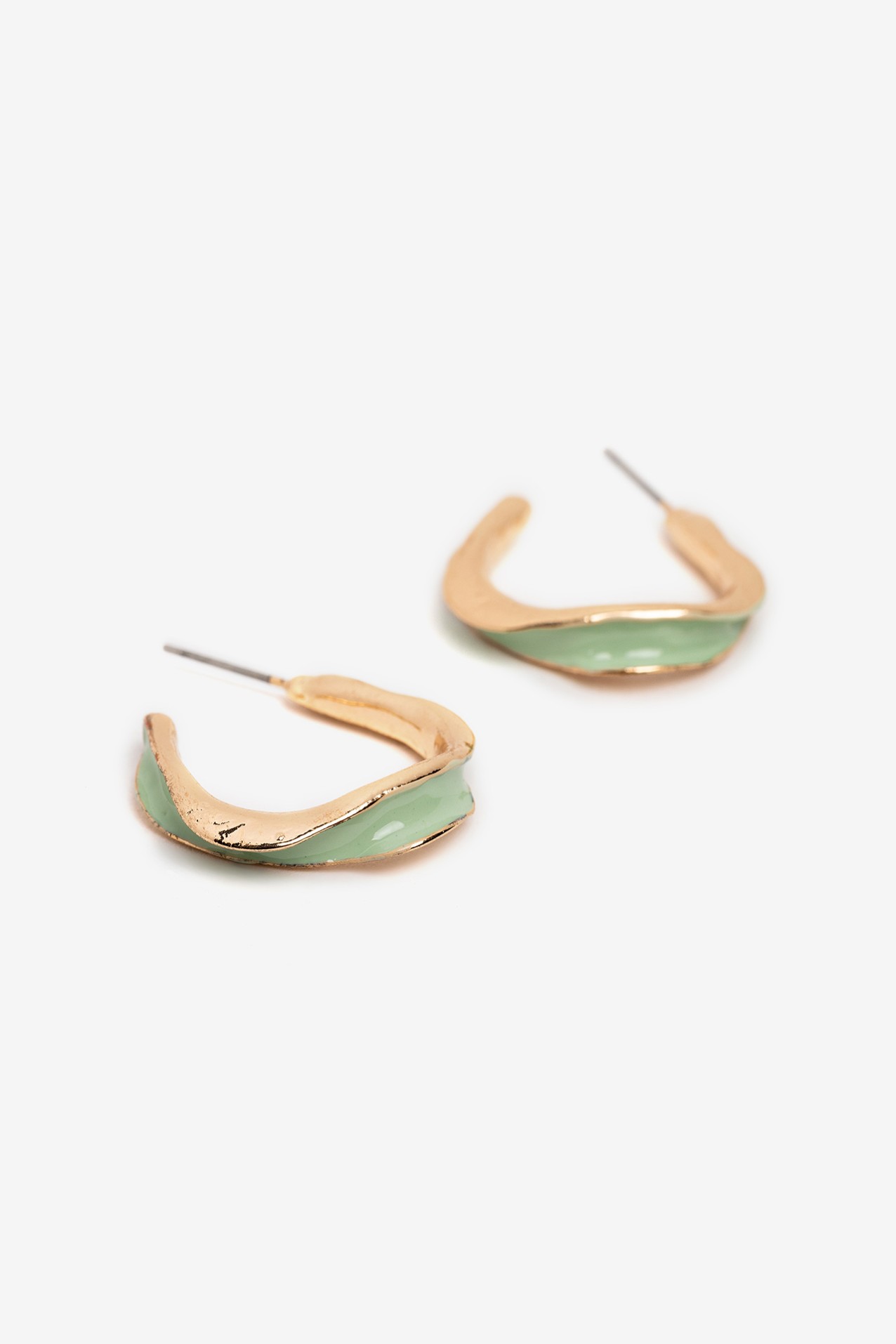 Brincos dourados com detalhe verde