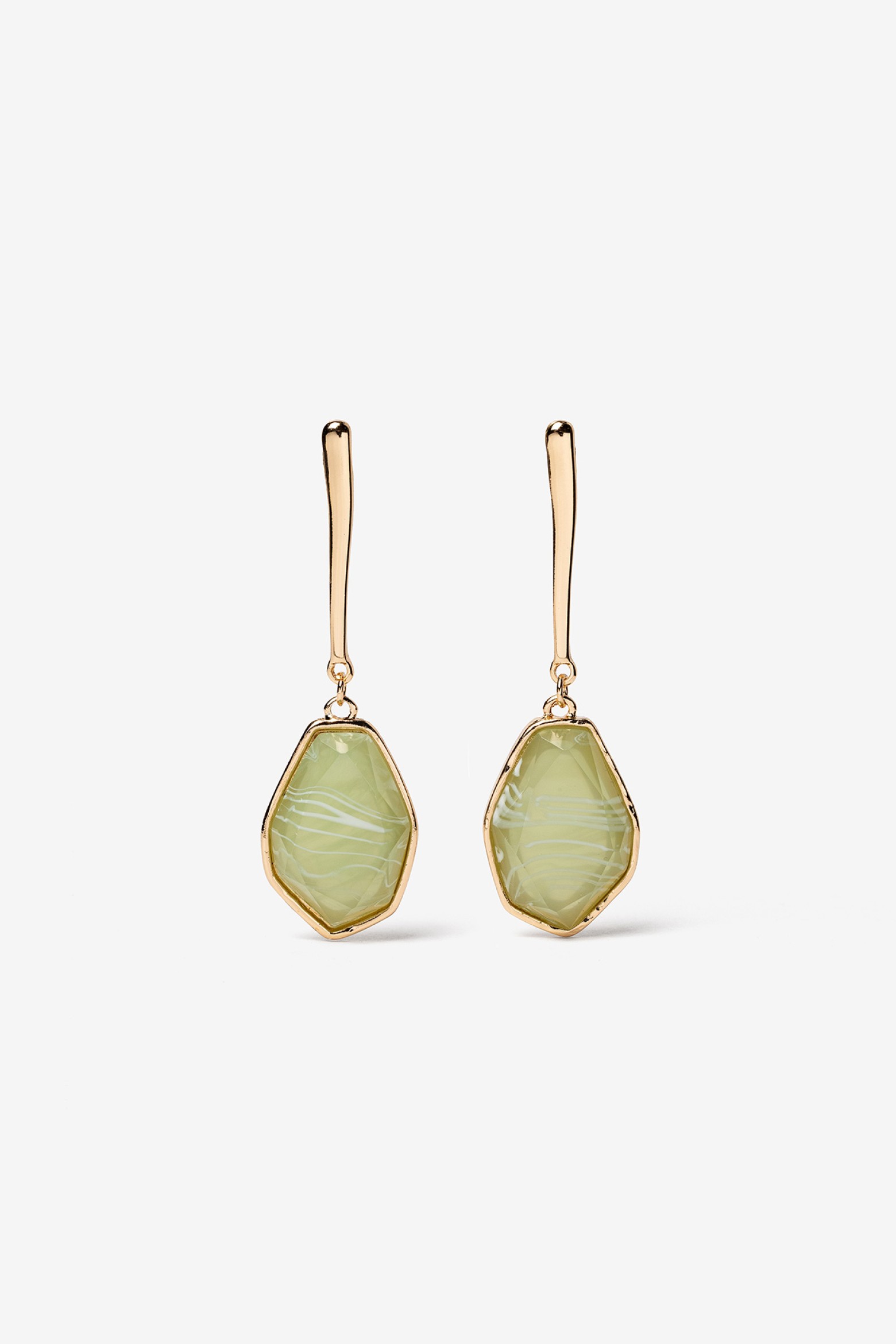 Pendientes dorados con piedras