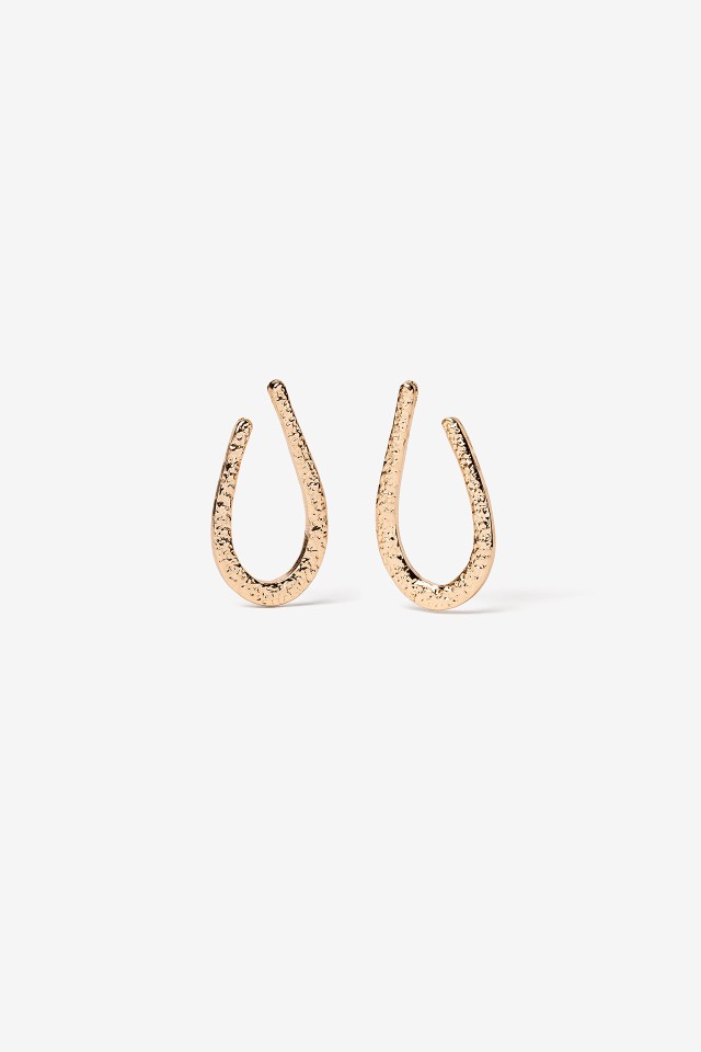 Pendientes dorados elegantes