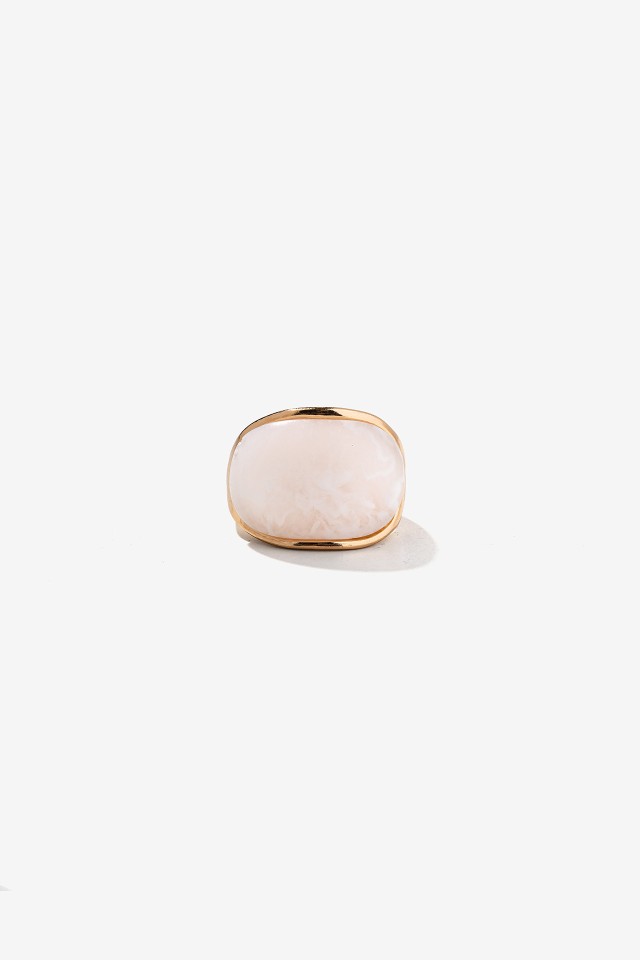 Anillo dorado con piedra