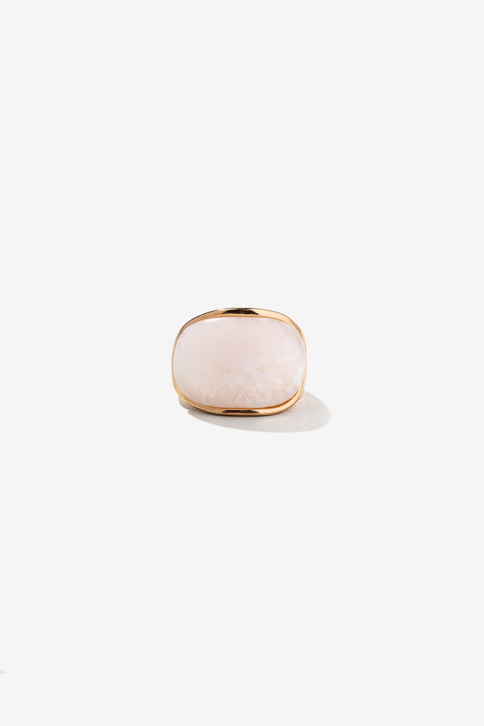 Anillo dorado con piedra