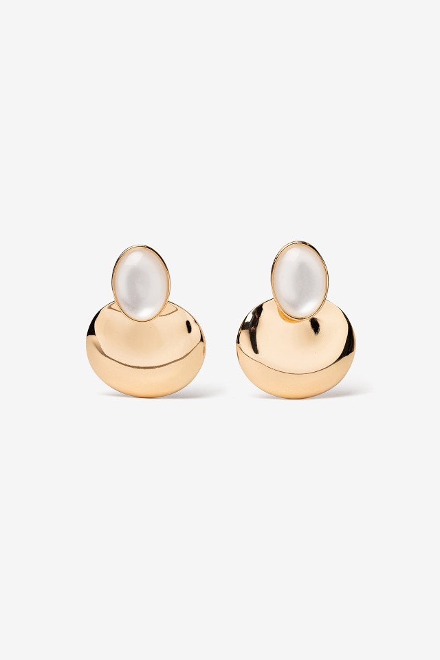 Pendientes dorados elegantes