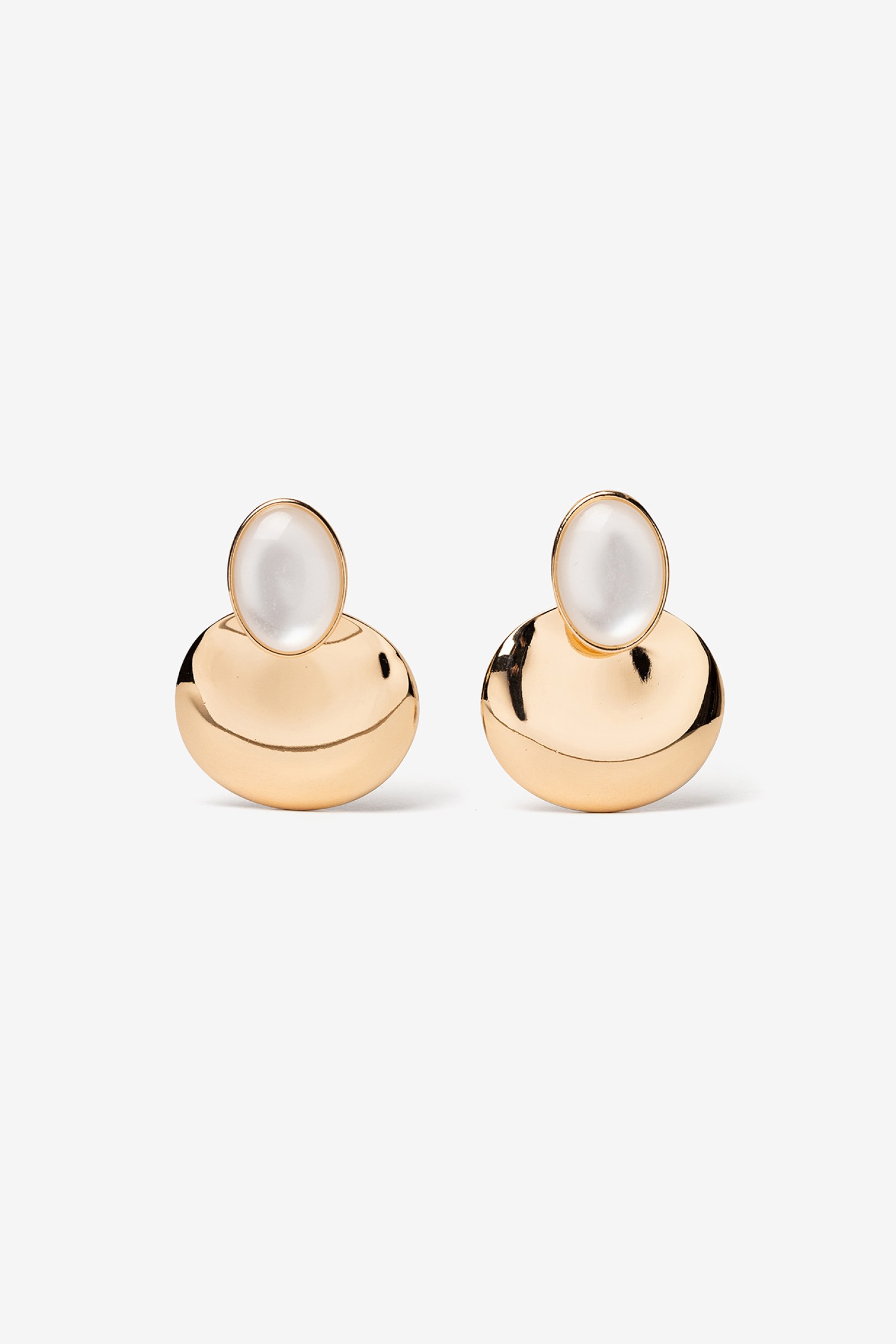 Pendientes dorados elegantes