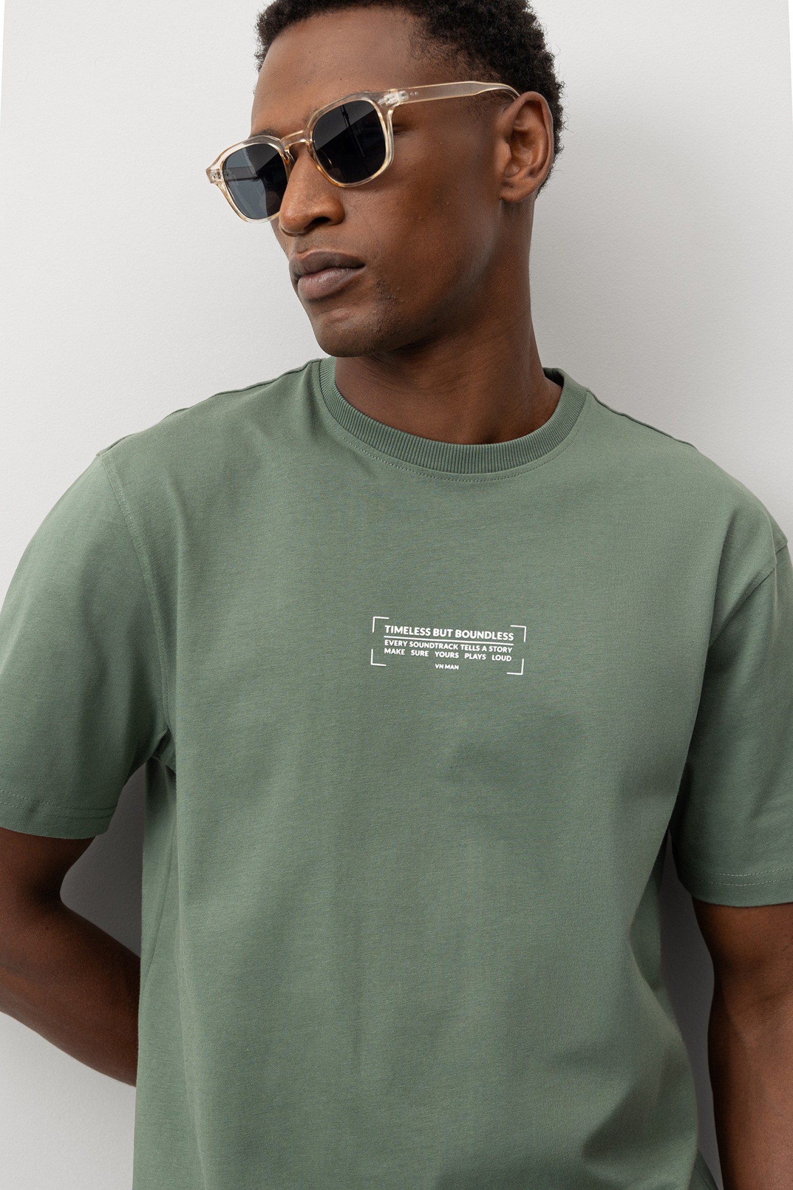 T-shirt com Mensagem em Relevo