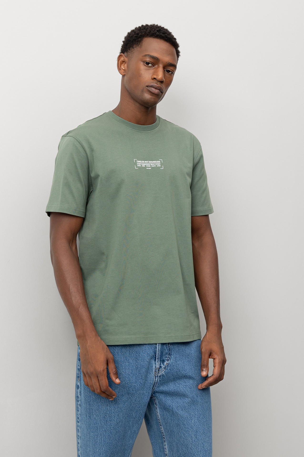 T-shirt com Mensagem em Relevo