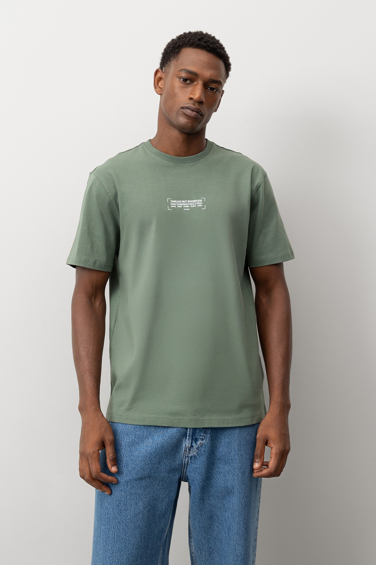 T-shirt com Mensagem em Relevo