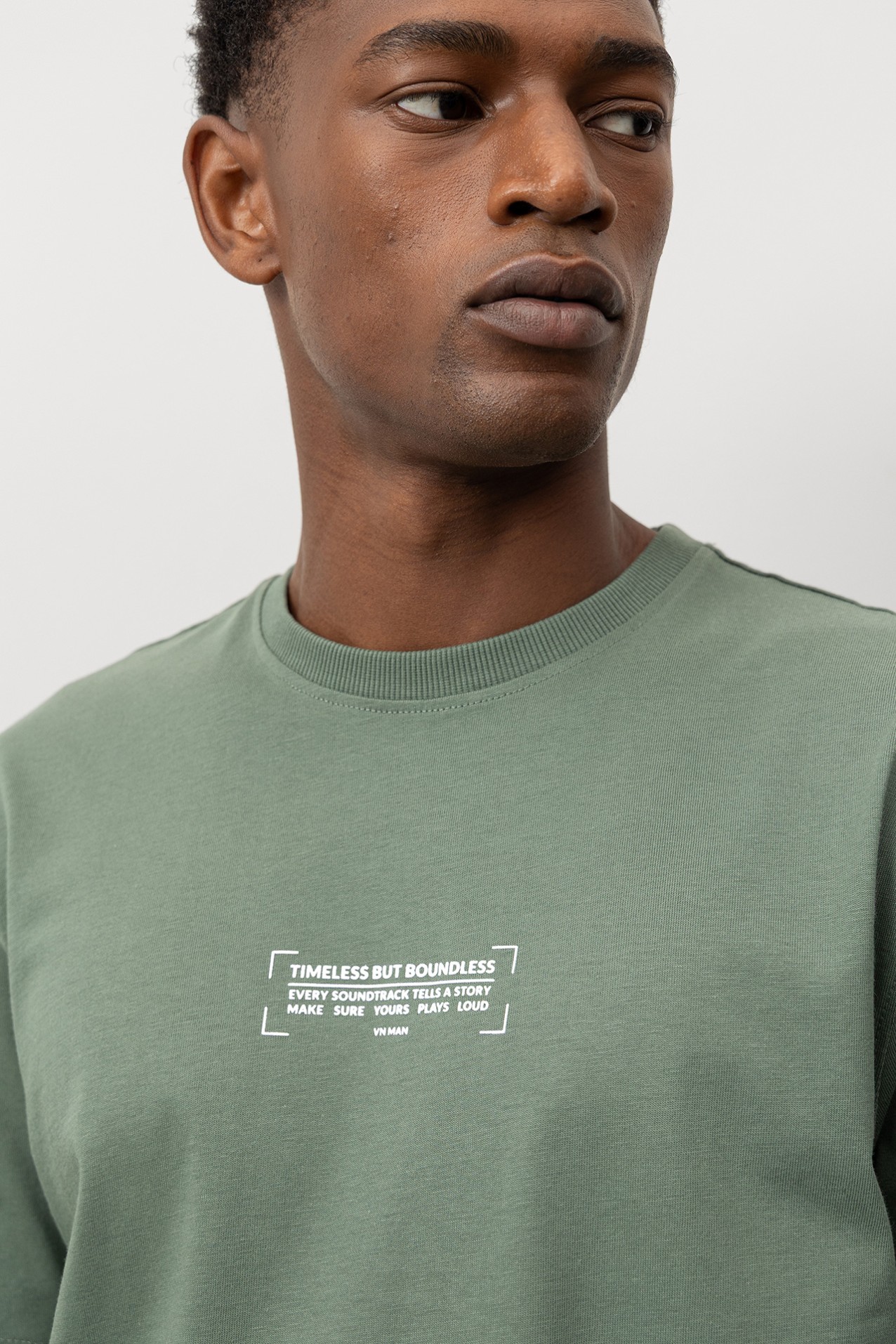 T-shirt com Mensagem em Relevo