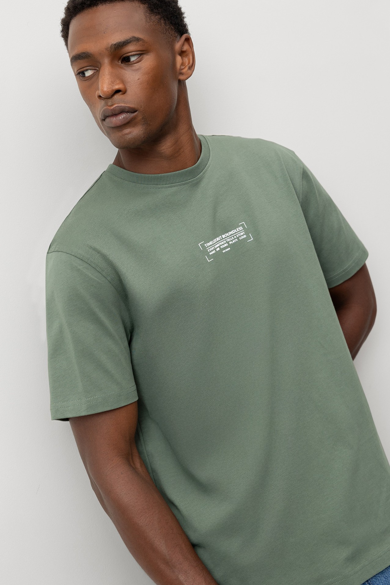 T-shirt com Mensagem em Relevo