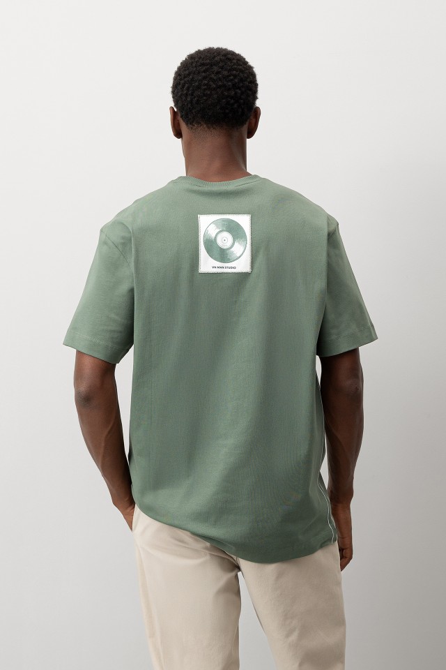 T-shirt Relaxed com Patch nas Costas T-shirt Relaxed com Patch nas Costas