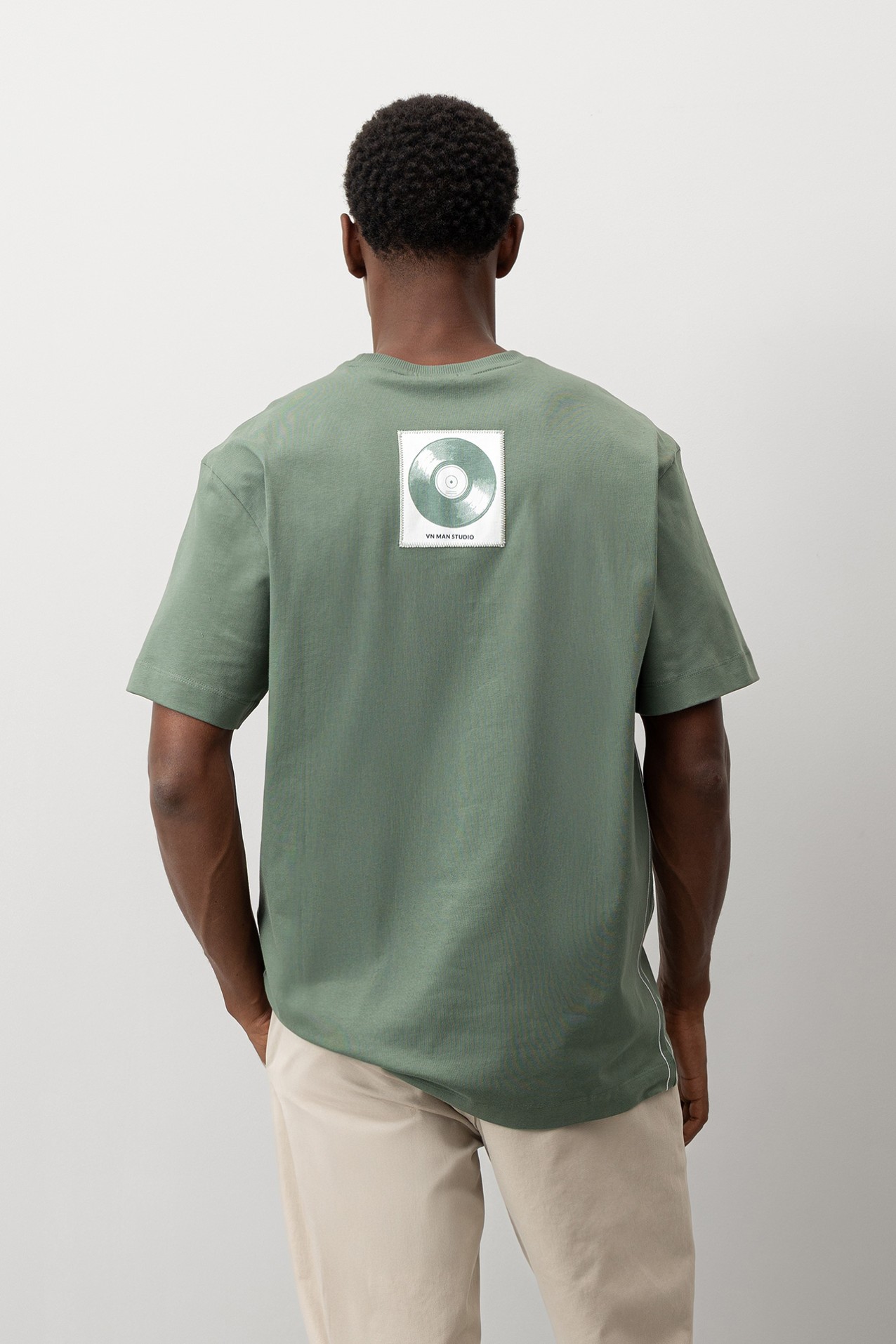 T-shirt Relaxed com Patch nas Costas