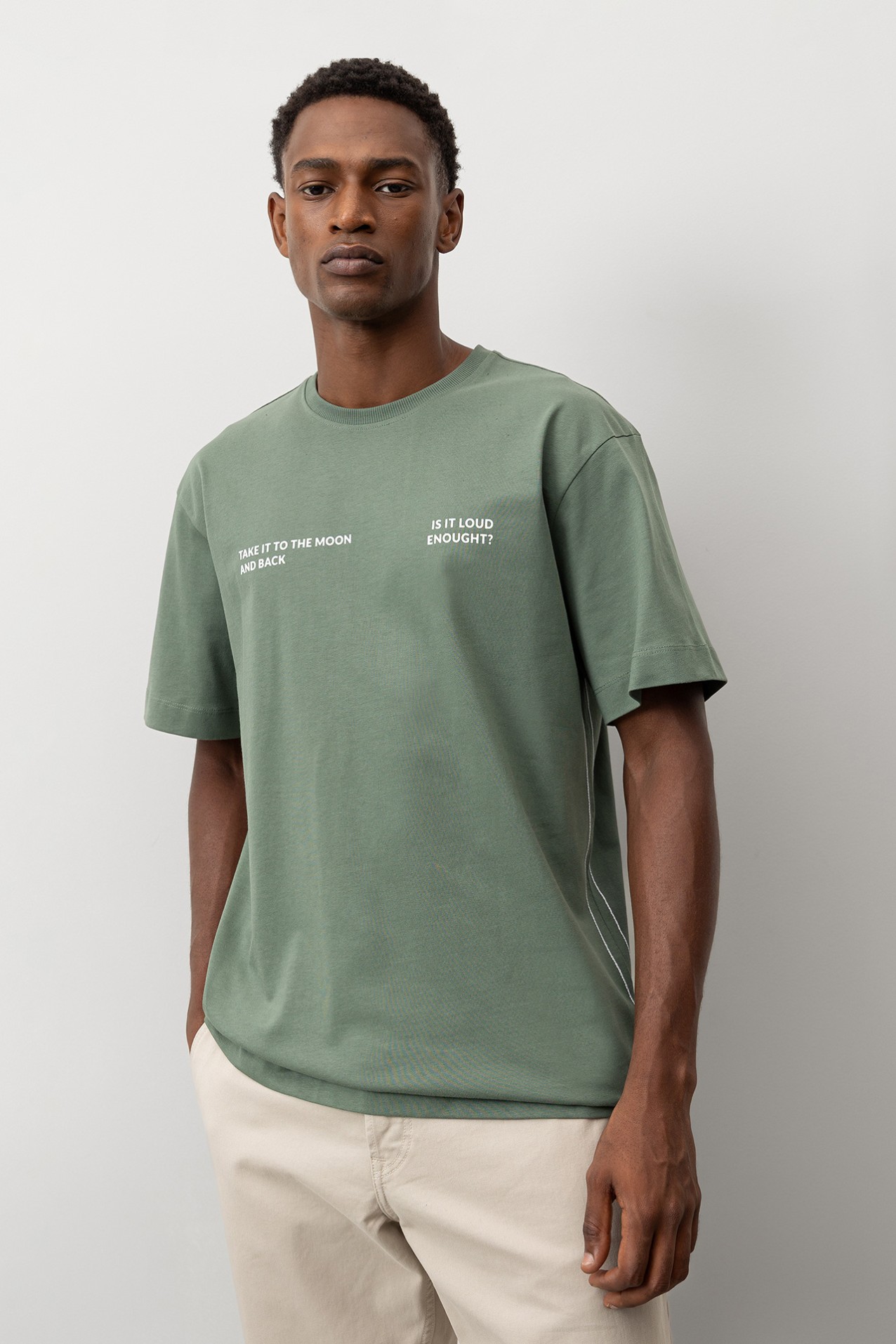 T-shirt Relaxed com Patch nas Costas