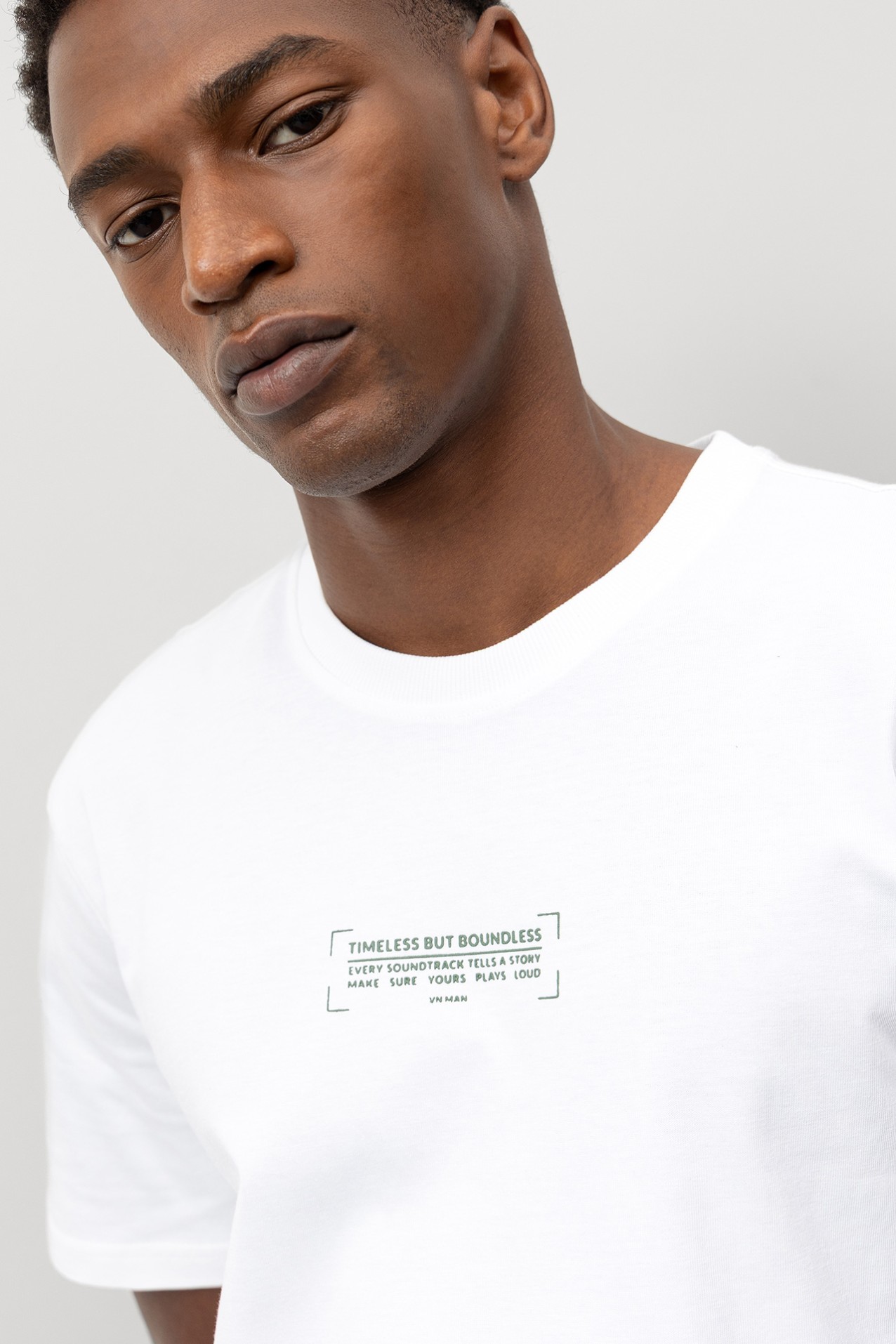 T-shirt com Mensagem em Relevo