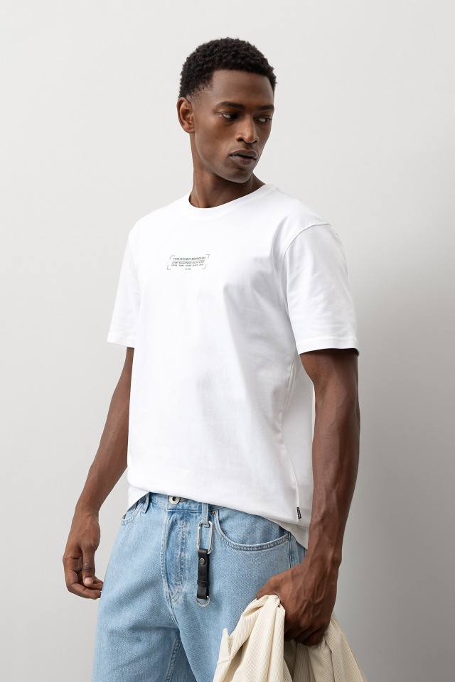 T-shirt com Mensagem em Relevo