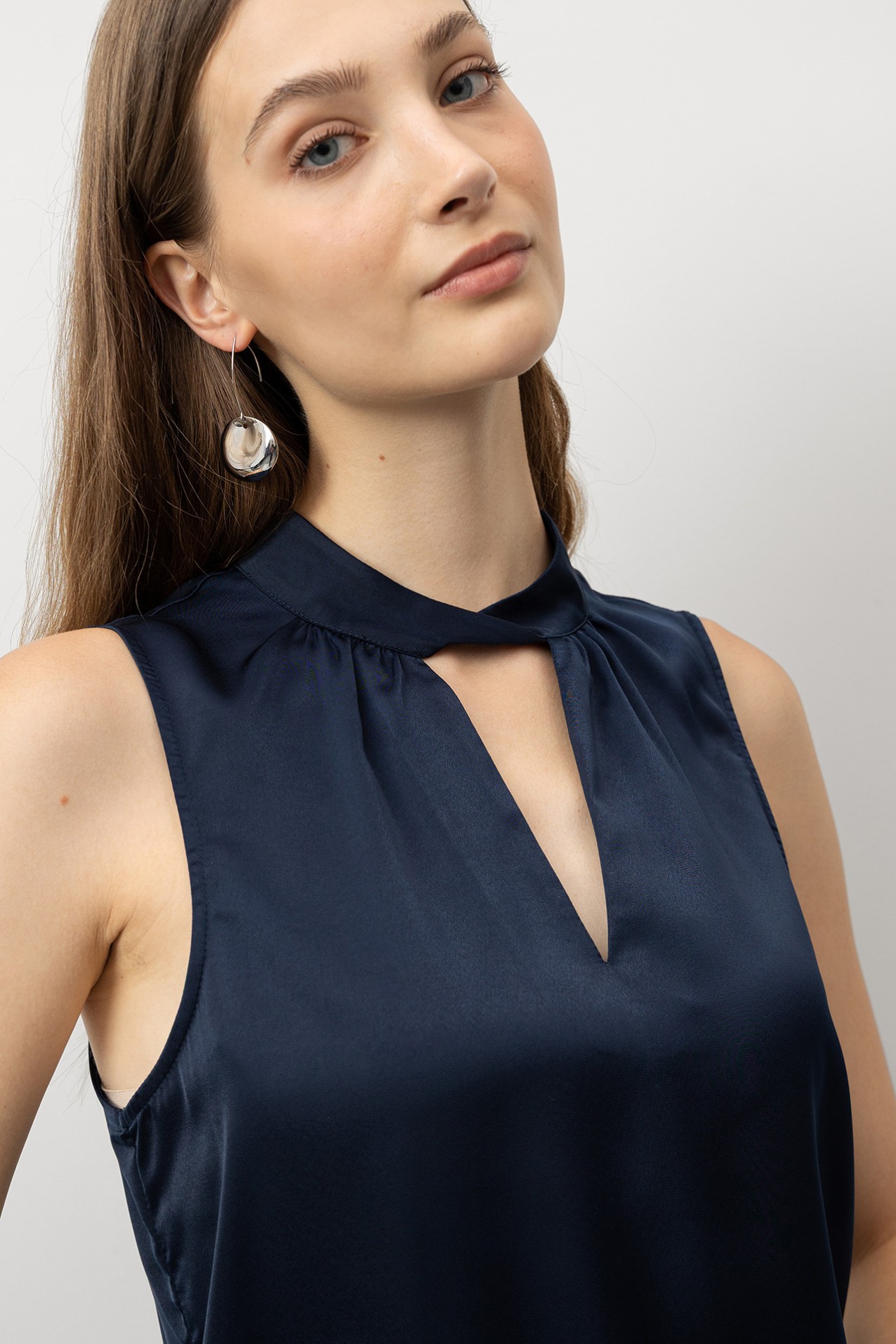 Blusa Acetinada com Recorte