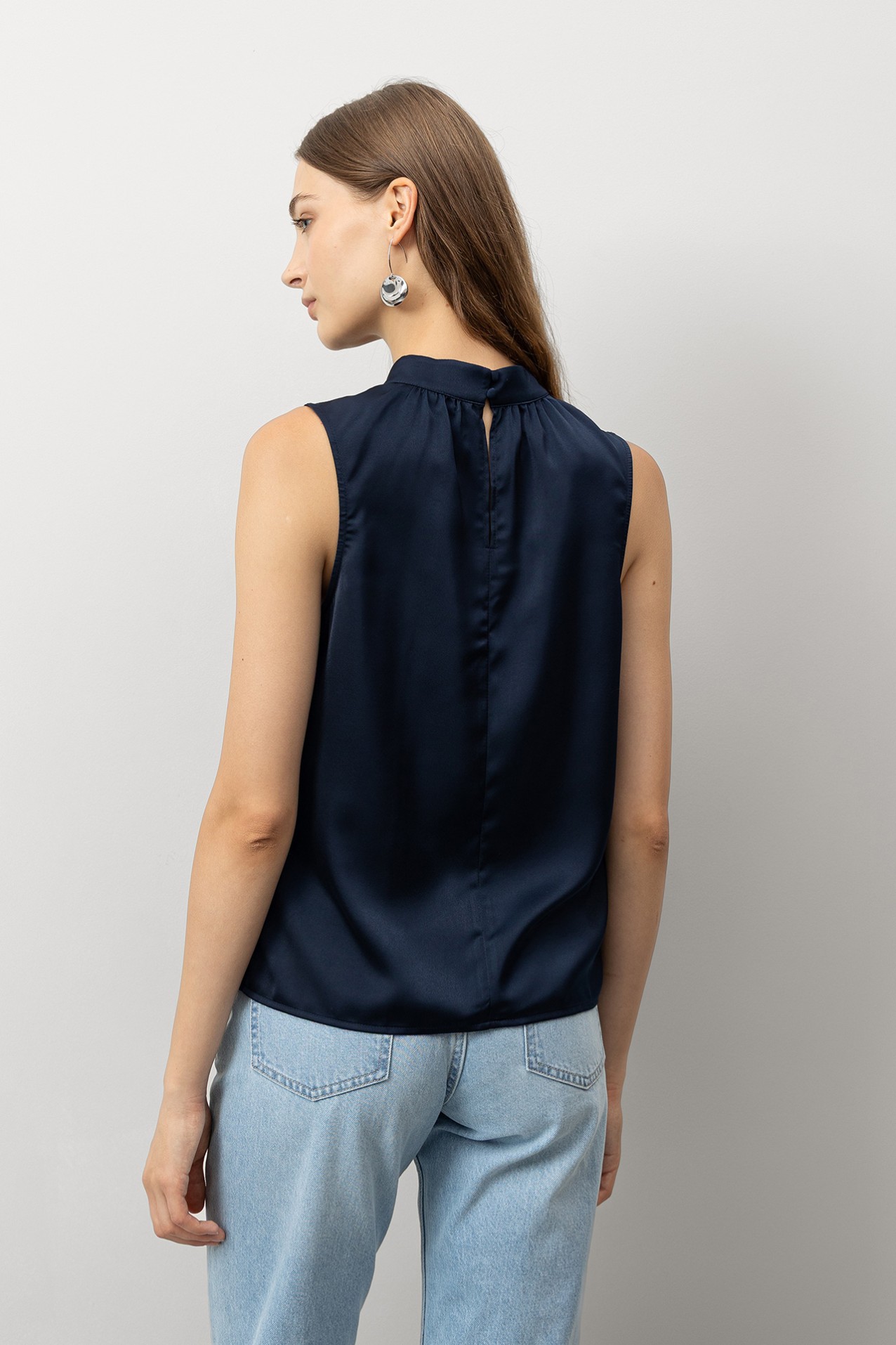 Blusa Acetinada com Recorte