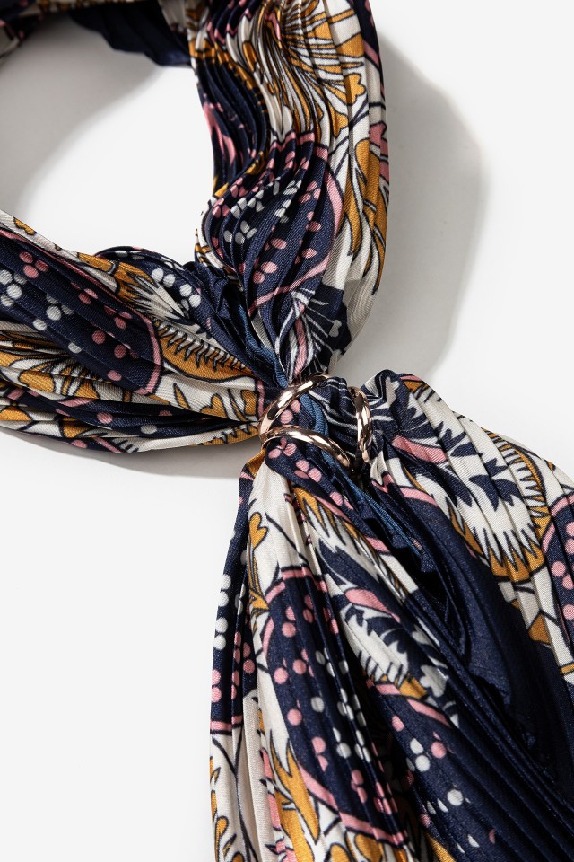 Pleated Bandana with Metallic Adjustment Pleated Bandana with Metallic Adjustment
