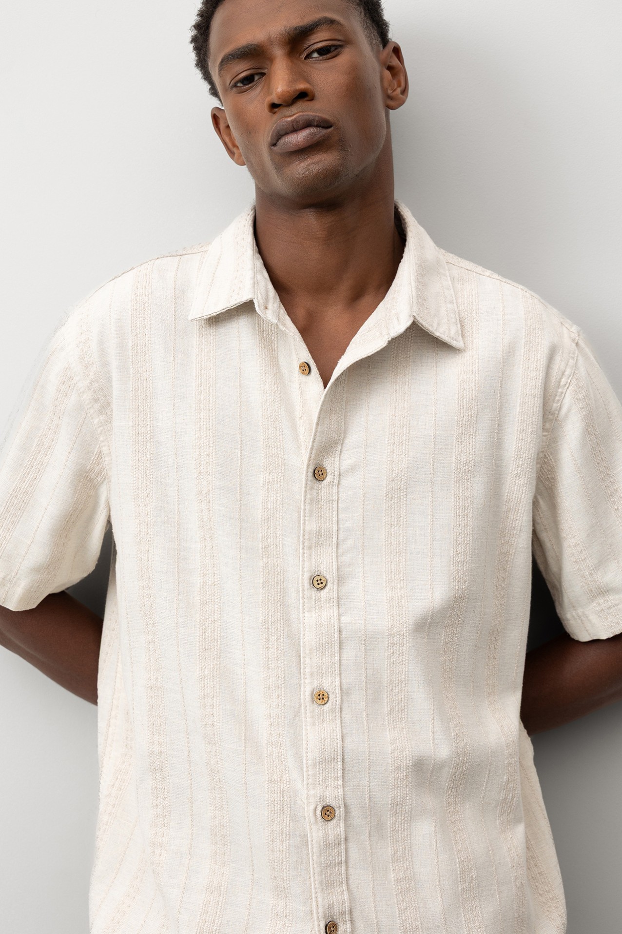 Camisa relaxed tono crudo