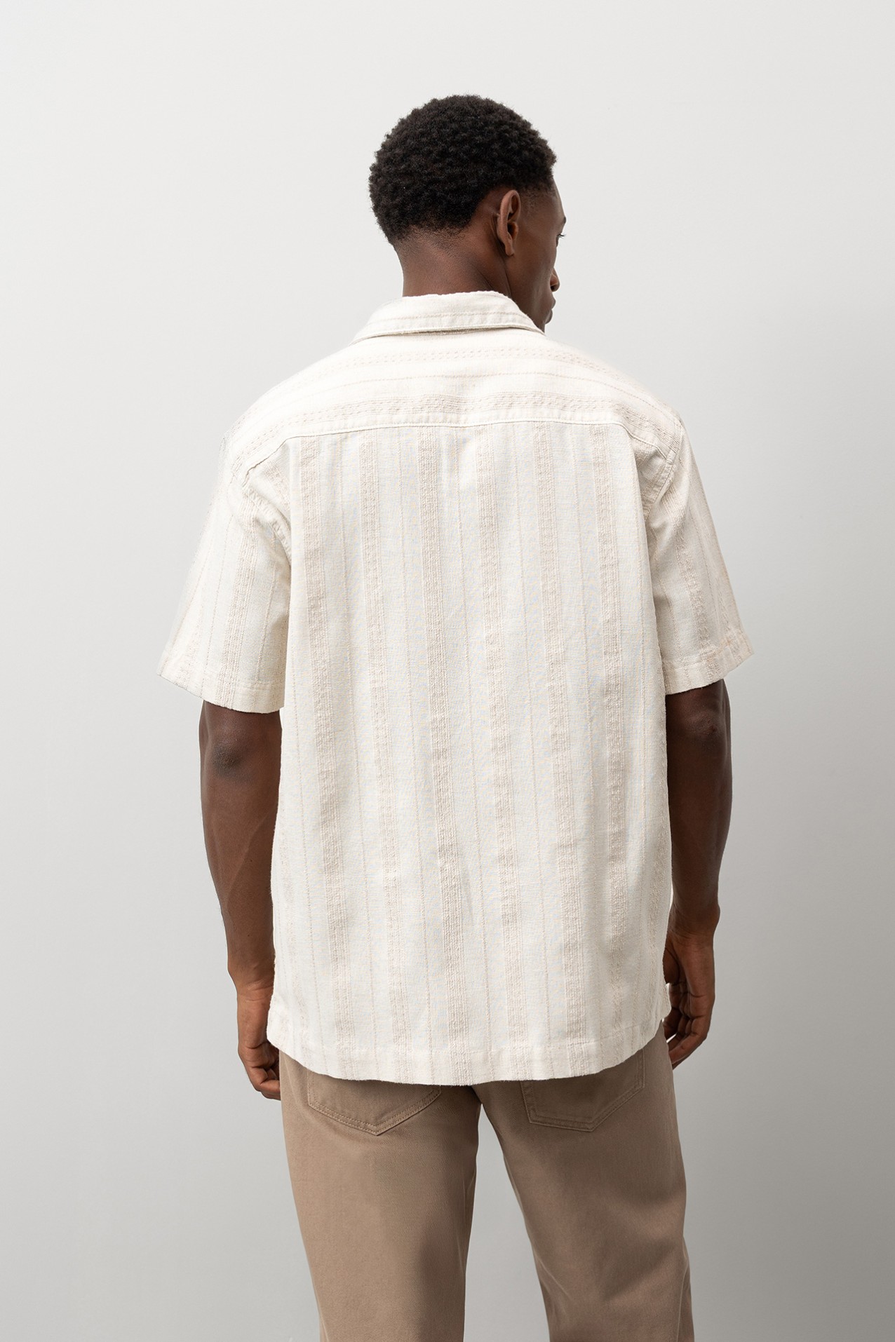 Camisa relaxed tono crudo