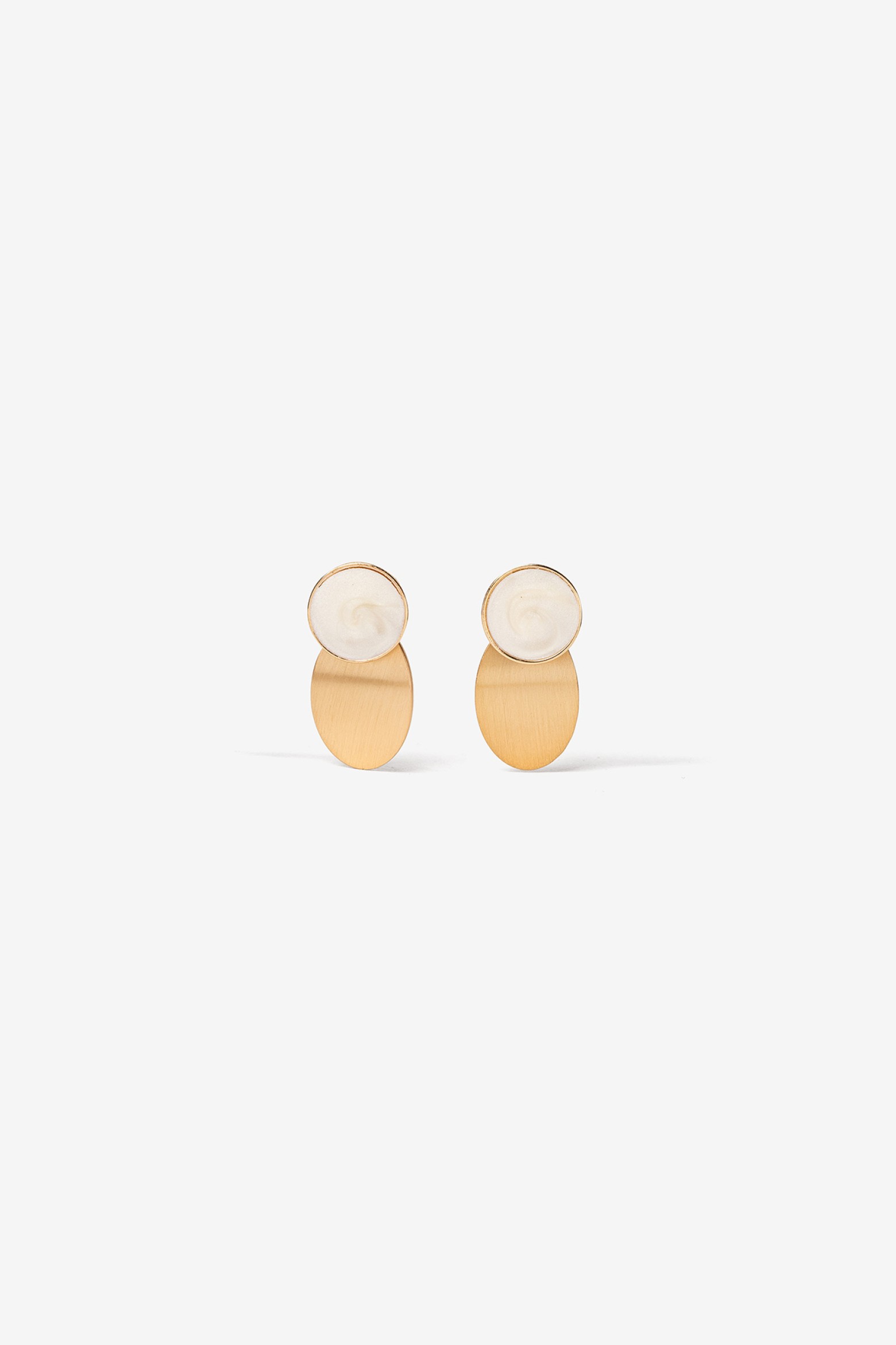 Pendientes dorados minimalistas