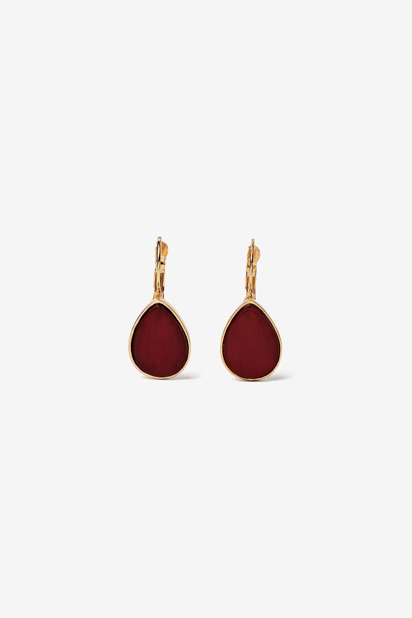 Pendientes dorados elegantes