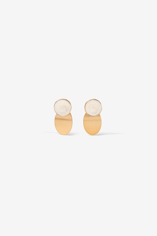 Pendientes dorados minimalistas