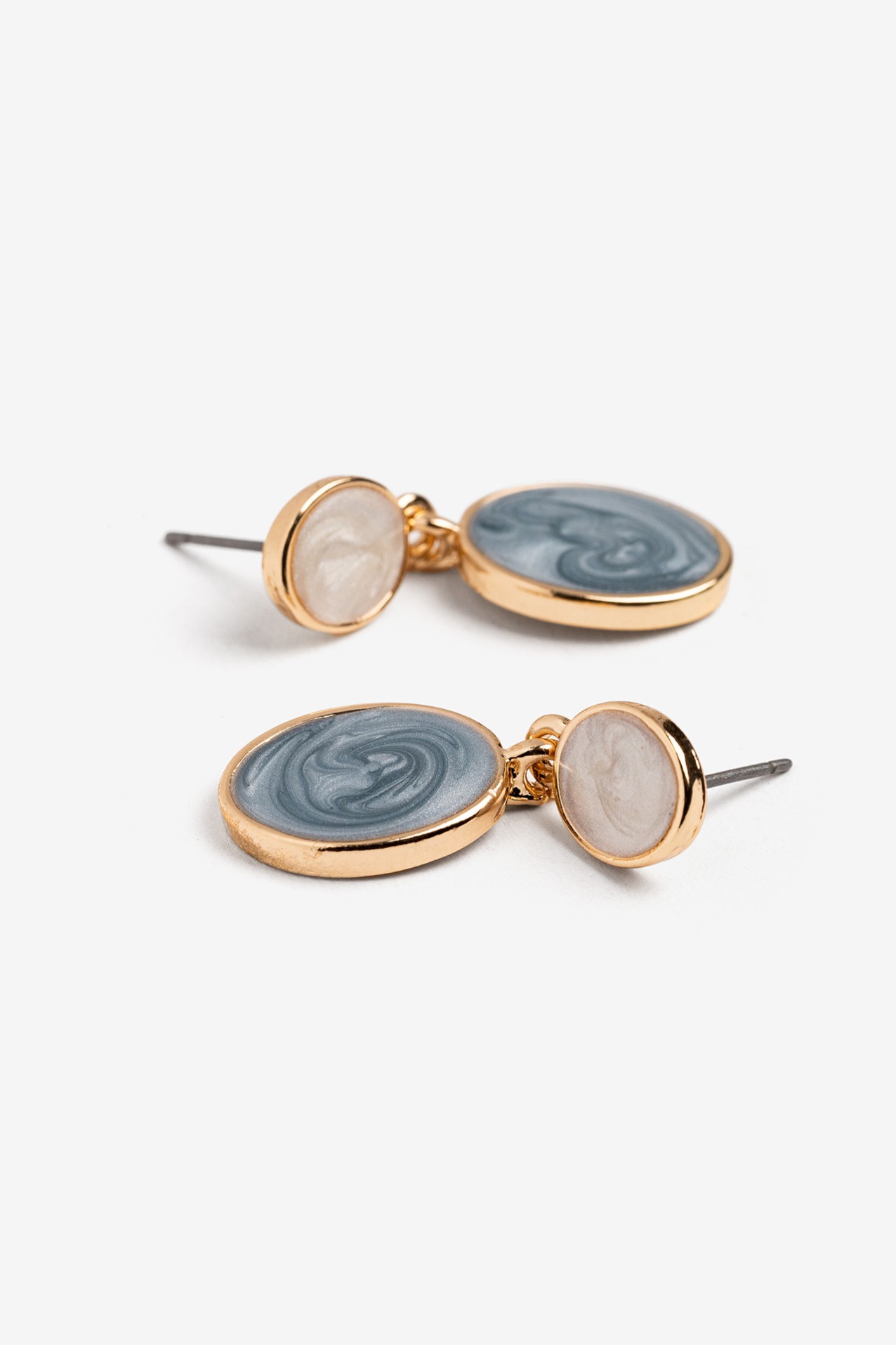 Pendientes dorados con piedras