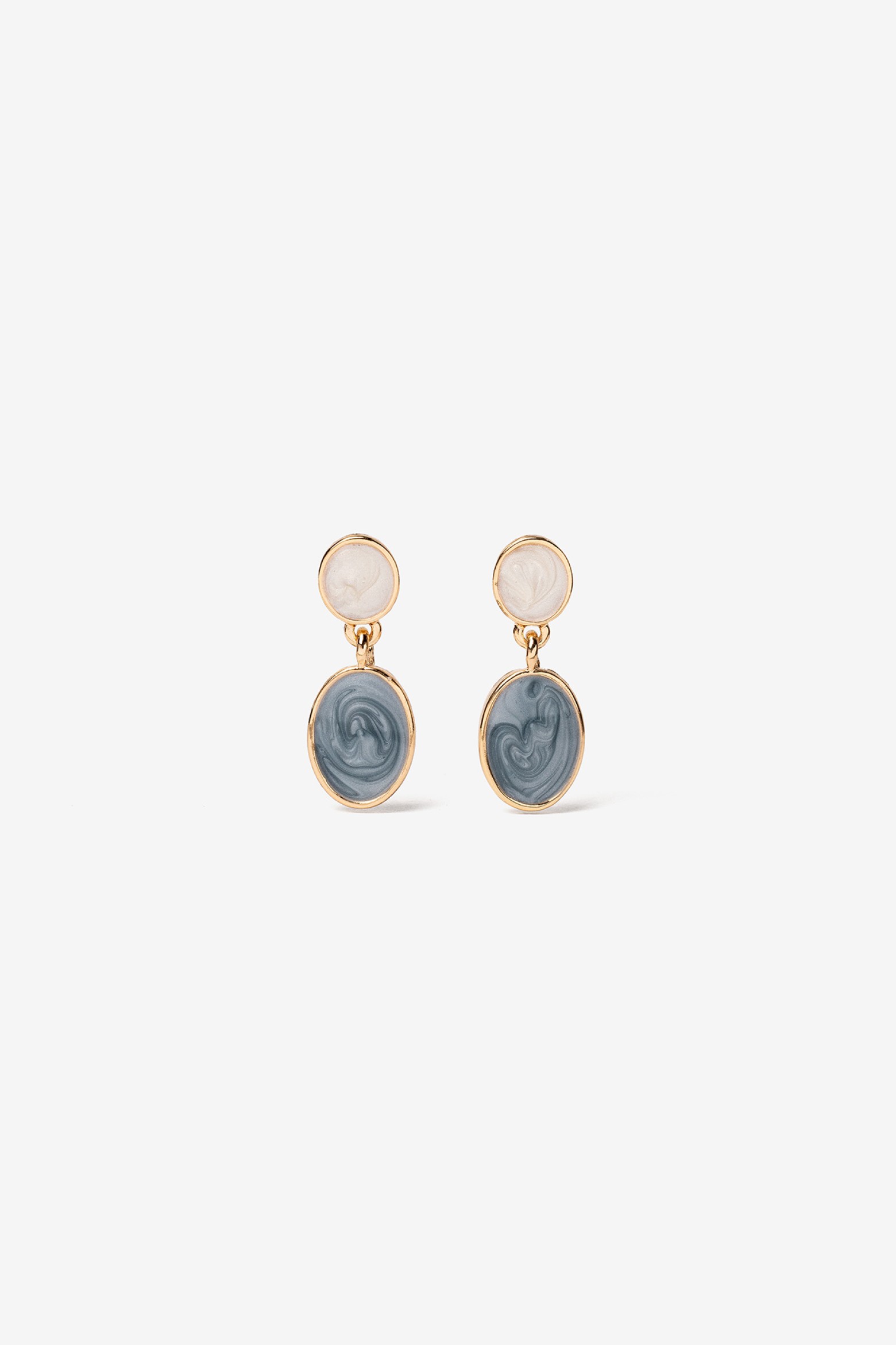 Pendientes dorados con piedras