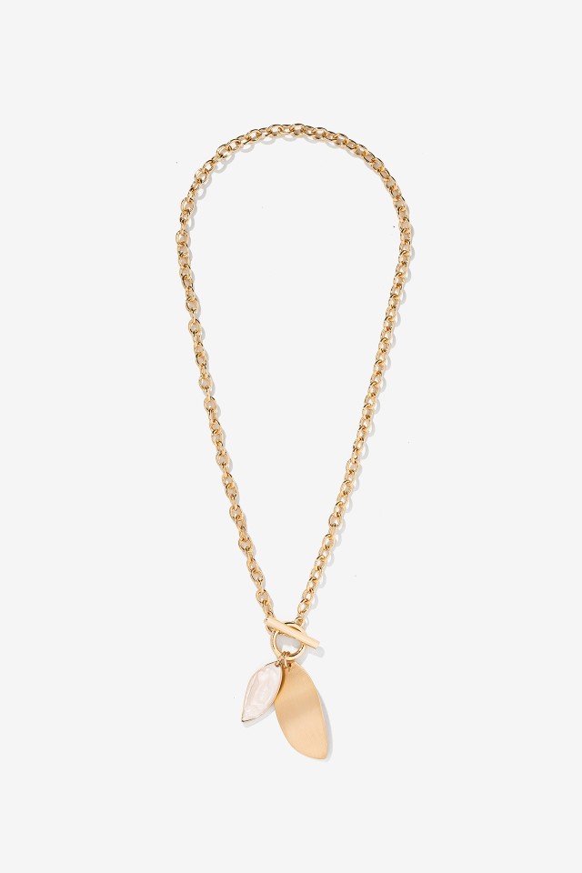 Collar dorado con colgantes