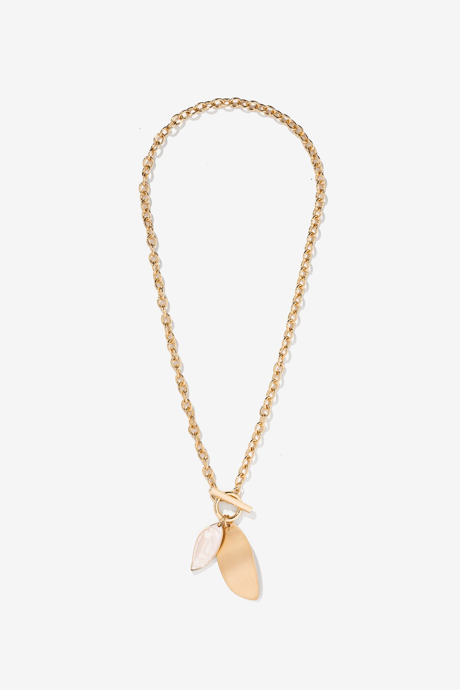 Collar dorado con colgantes