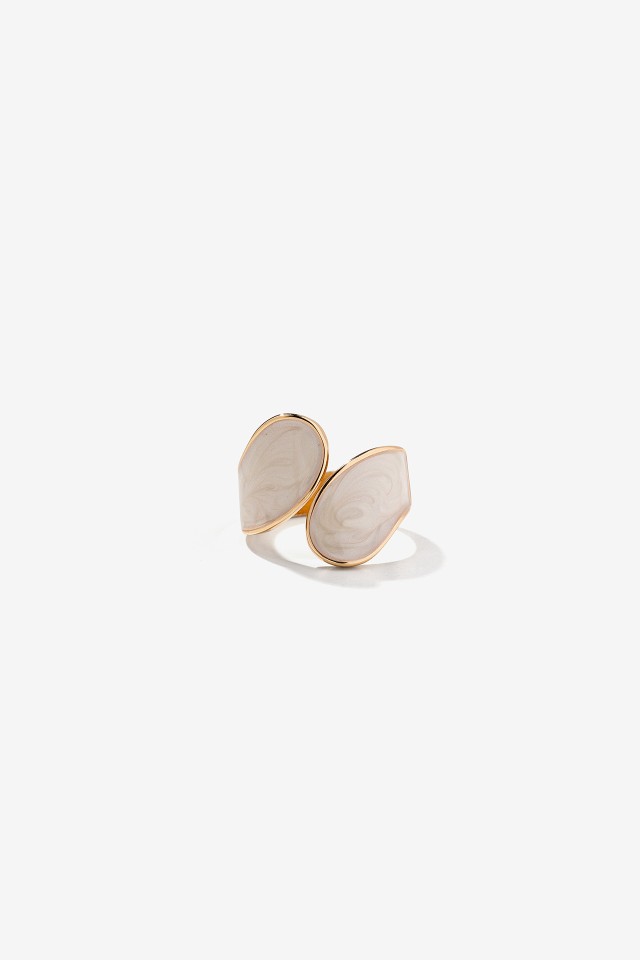 Anillo dorado moderno