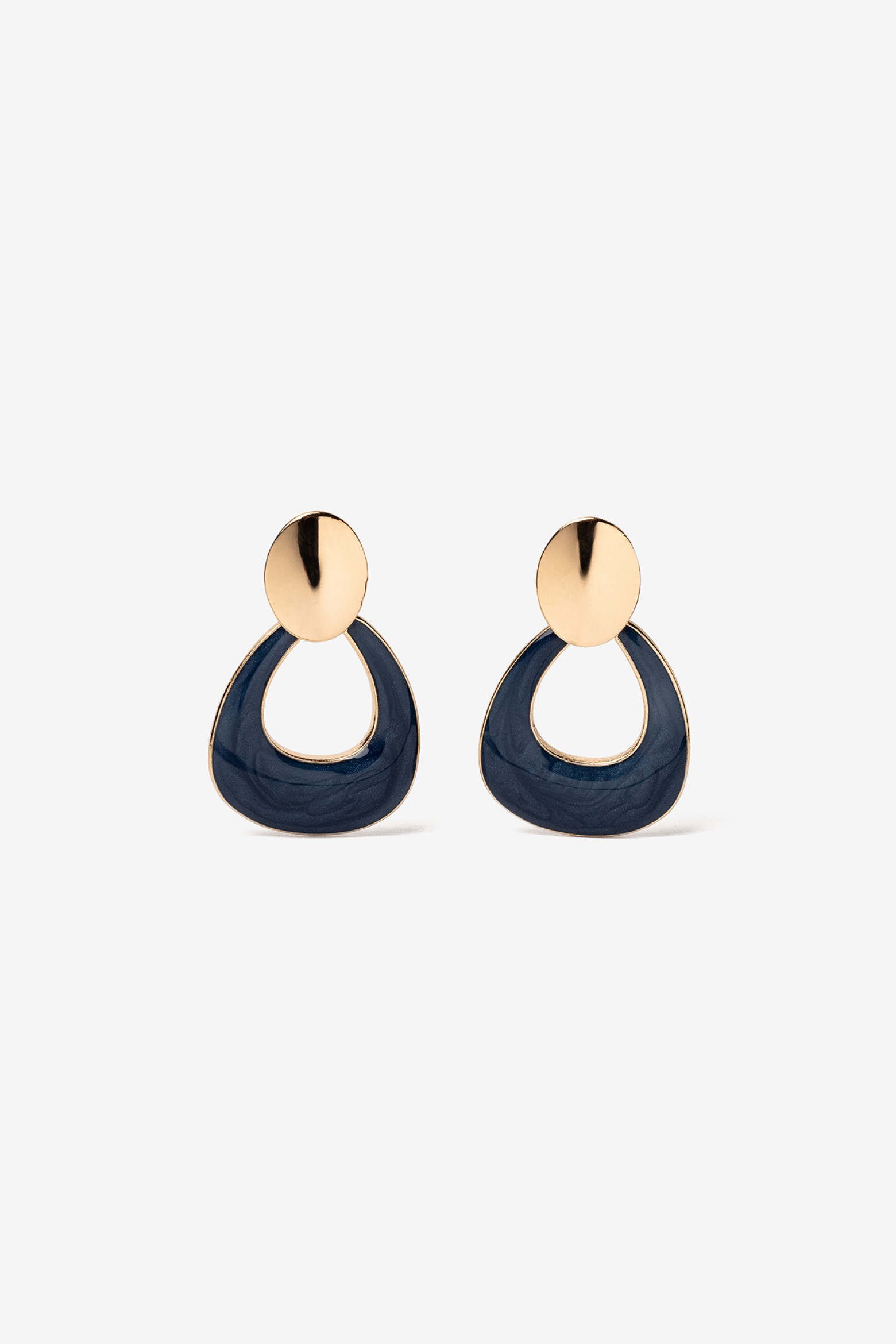 Pendientes dorados modernos