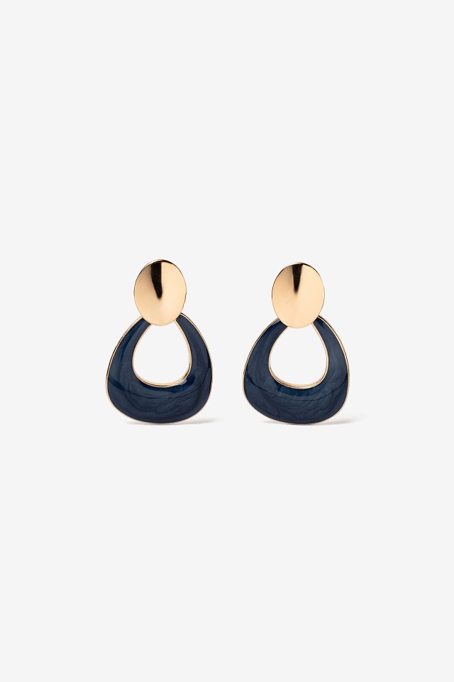 Pendientes dorados modernos