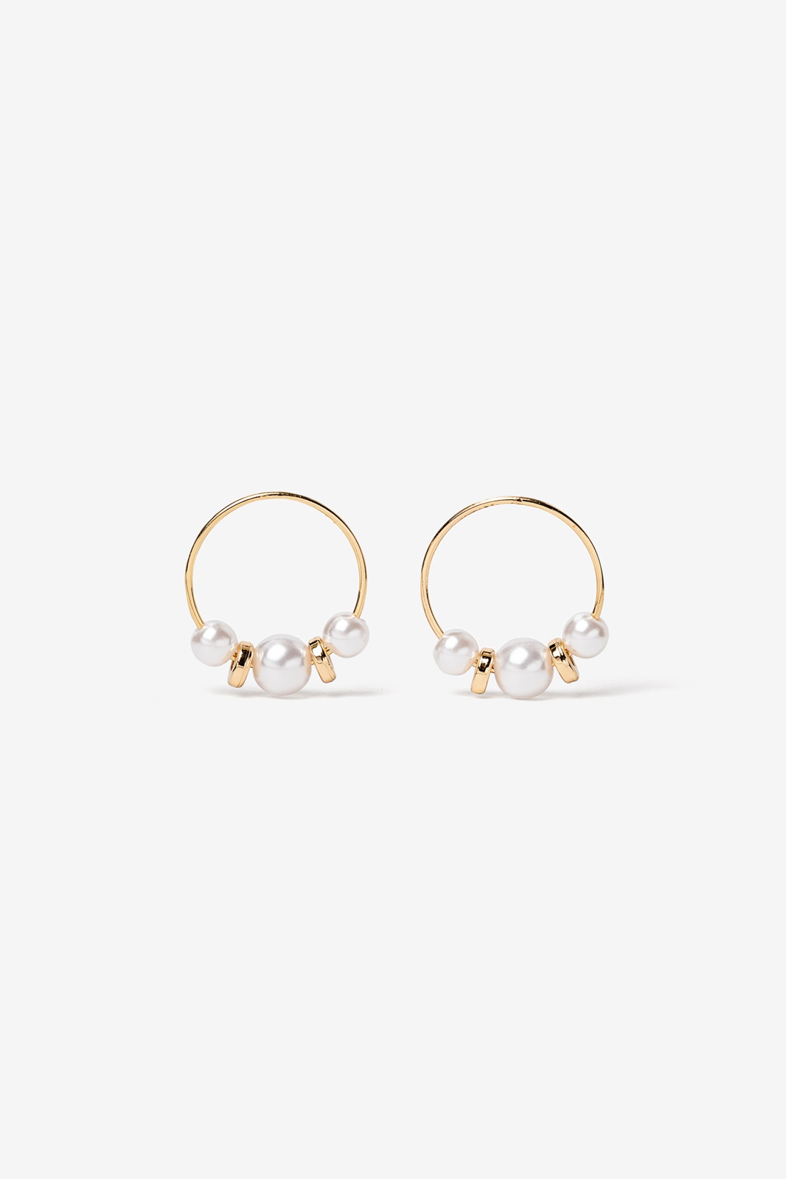 Pendientes dorados con perlas