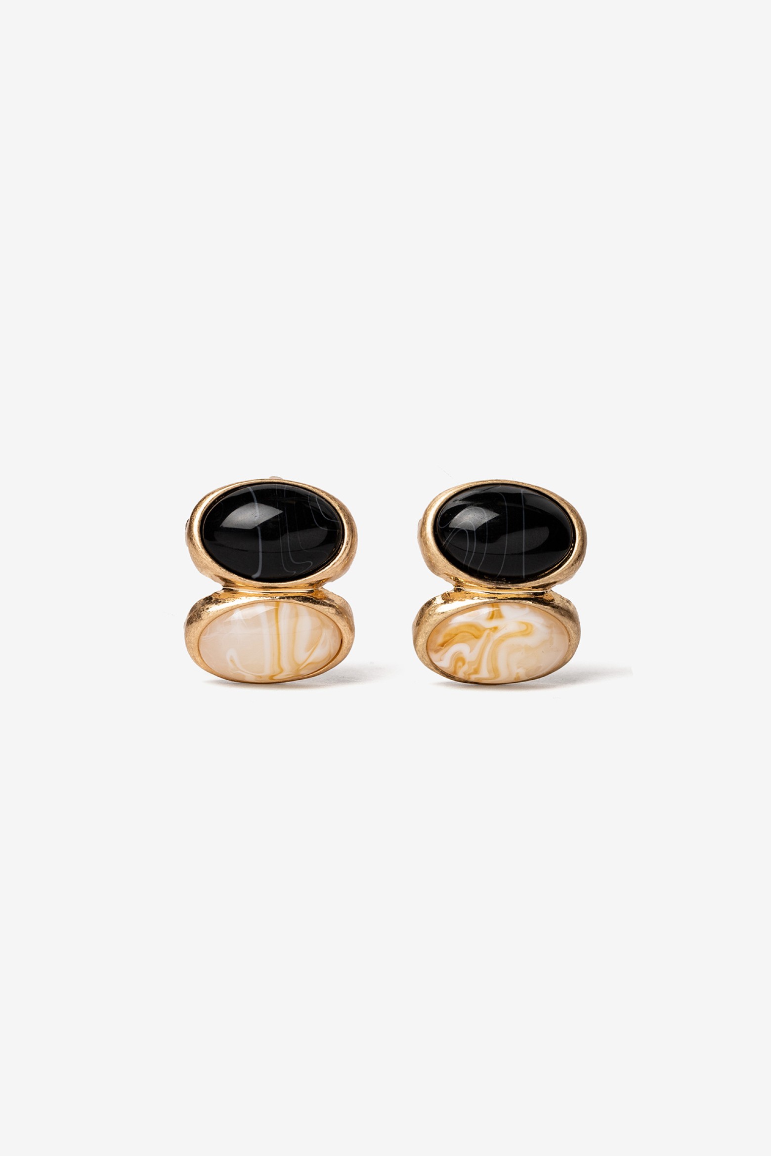 Pendientes dorados con piedras