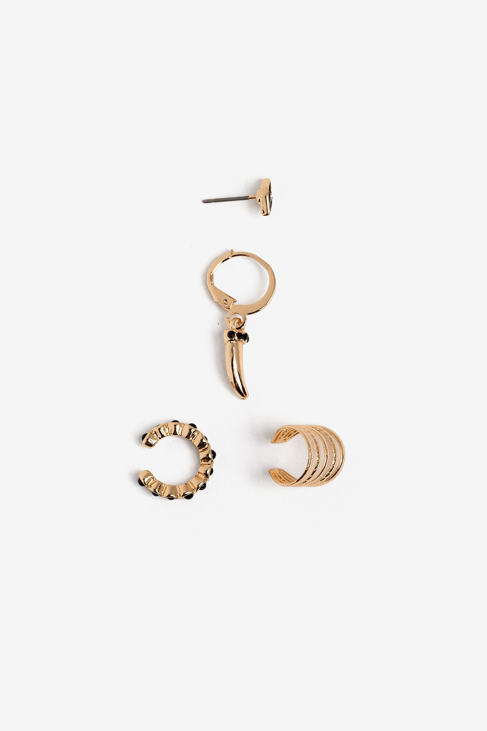 Pendientes dorados modernos