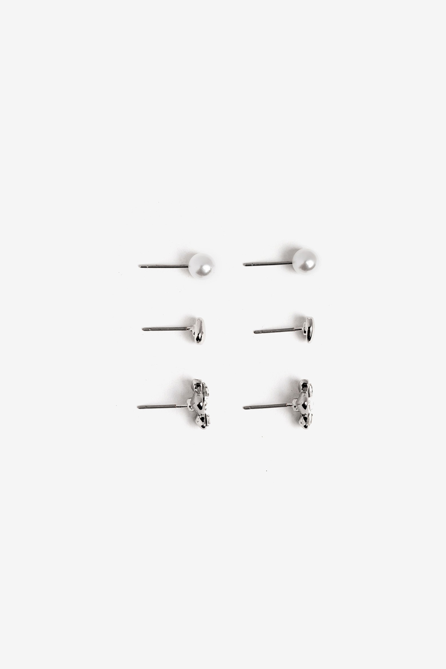 Pendientes plateados minimalistas