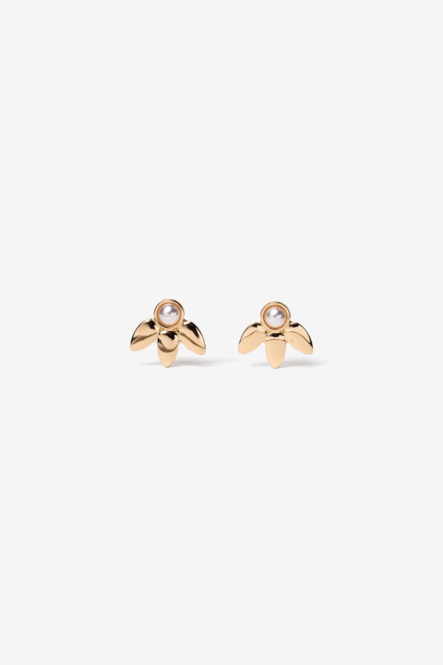 Pendientes dorados con perla
