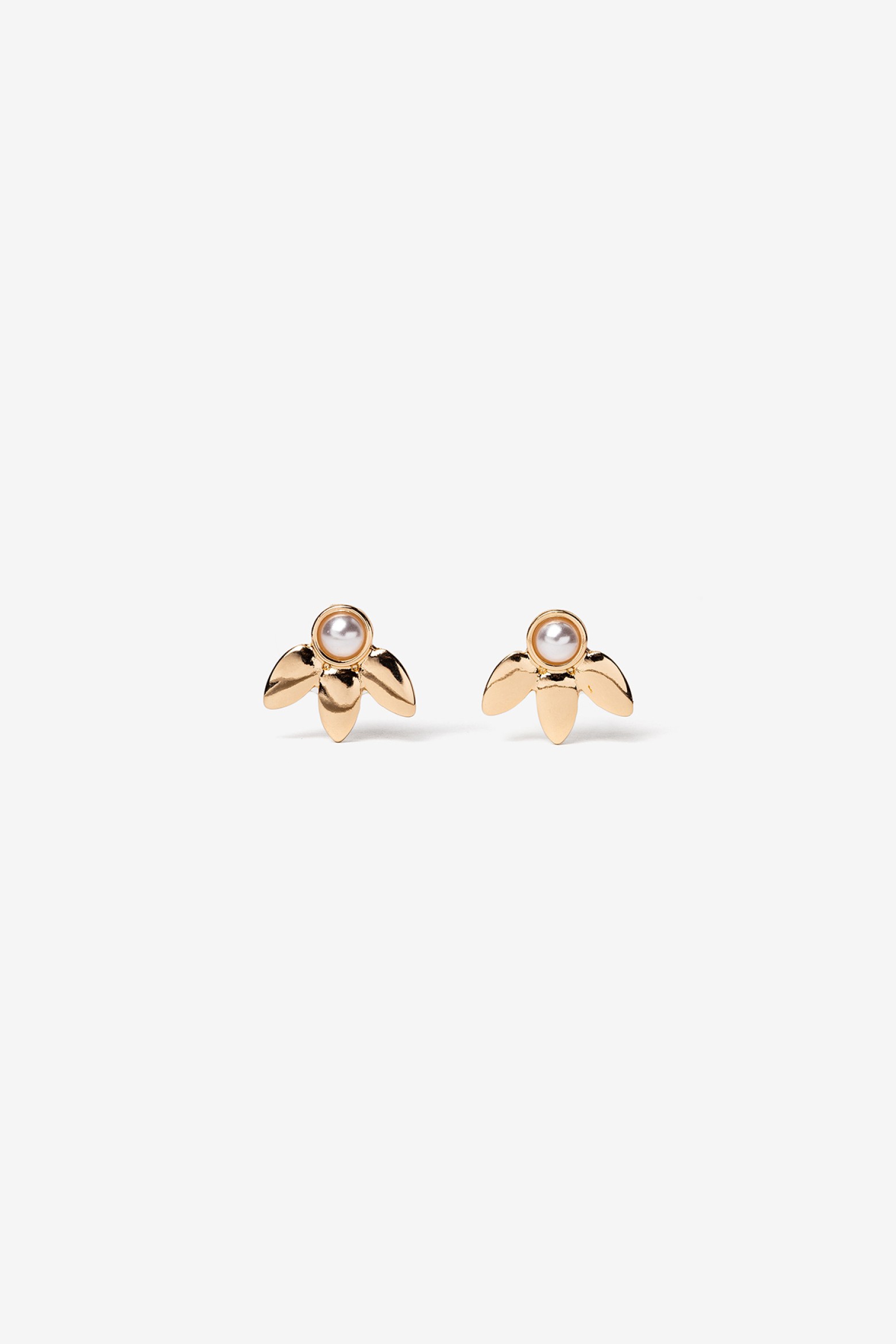 Pendientes dorados con perla