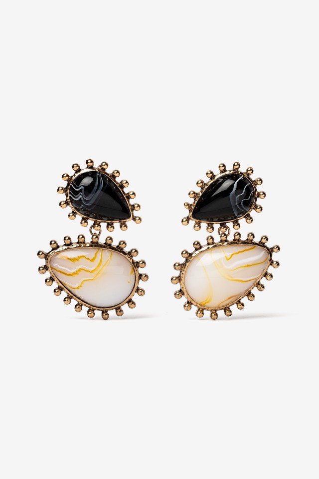 Pendientes dorados con piedras