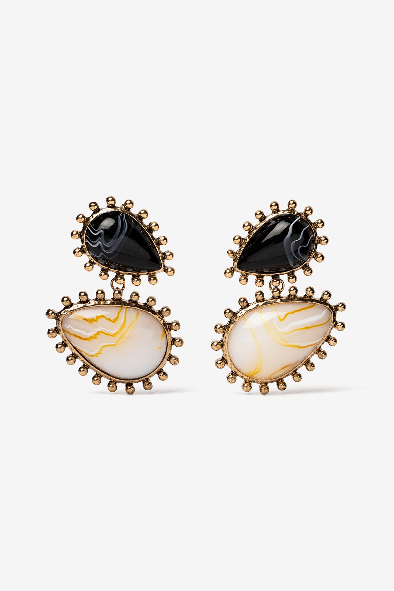 Pendientes dorados con piedras