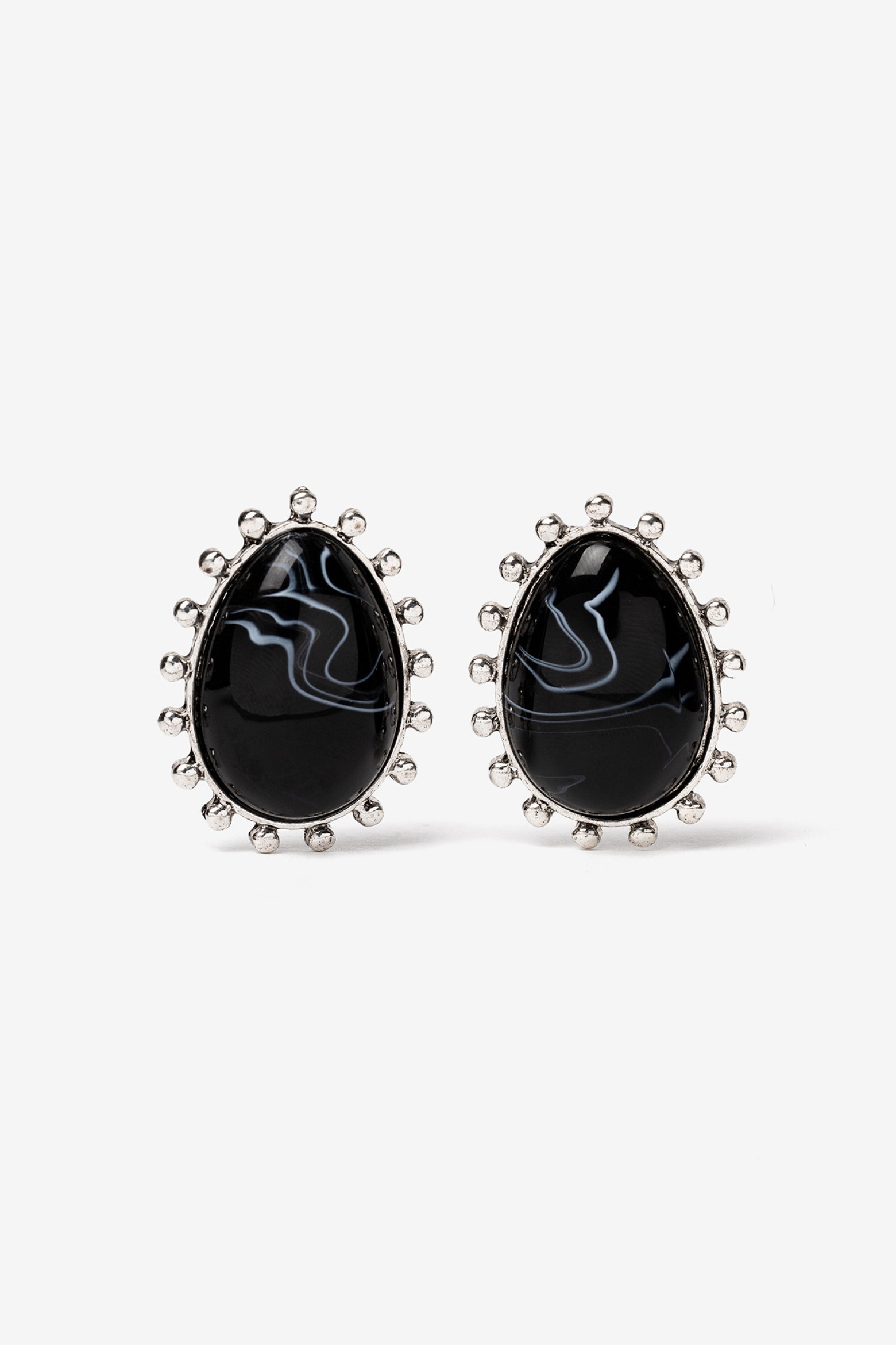 Pendientes con piedras negras
