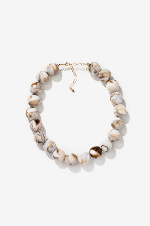 Collar de cuentas marmoleadas