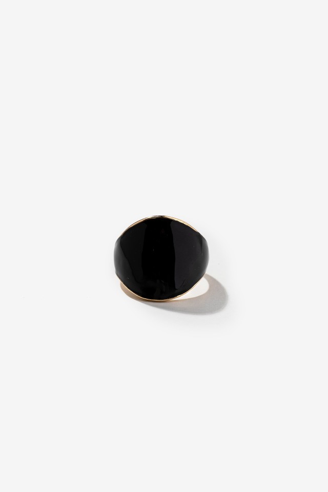 Anillo dorado elegante