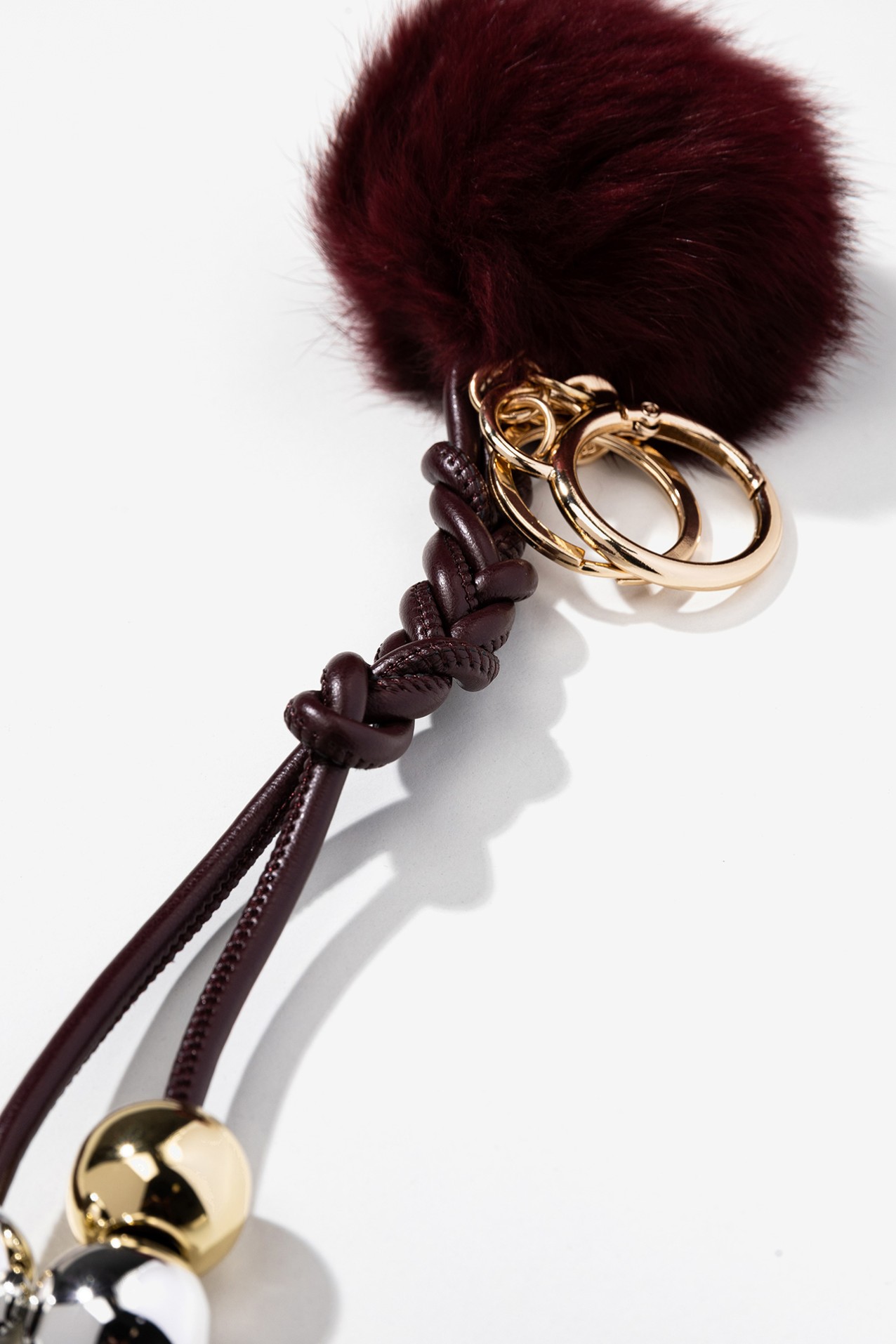 Llavero con pompn burdeos