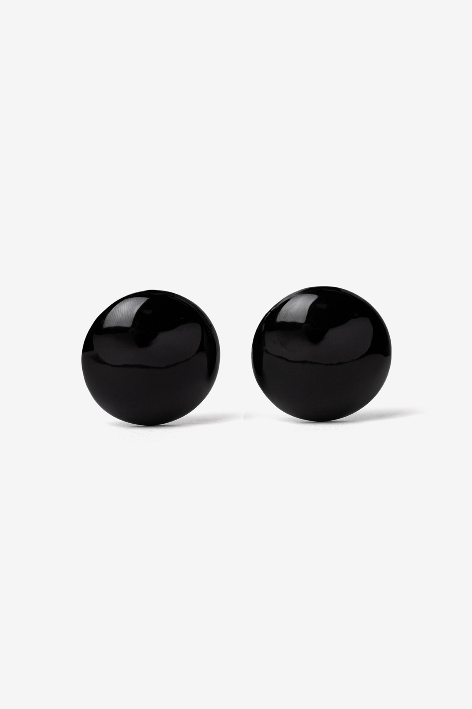 Pendientes negros minimalistas