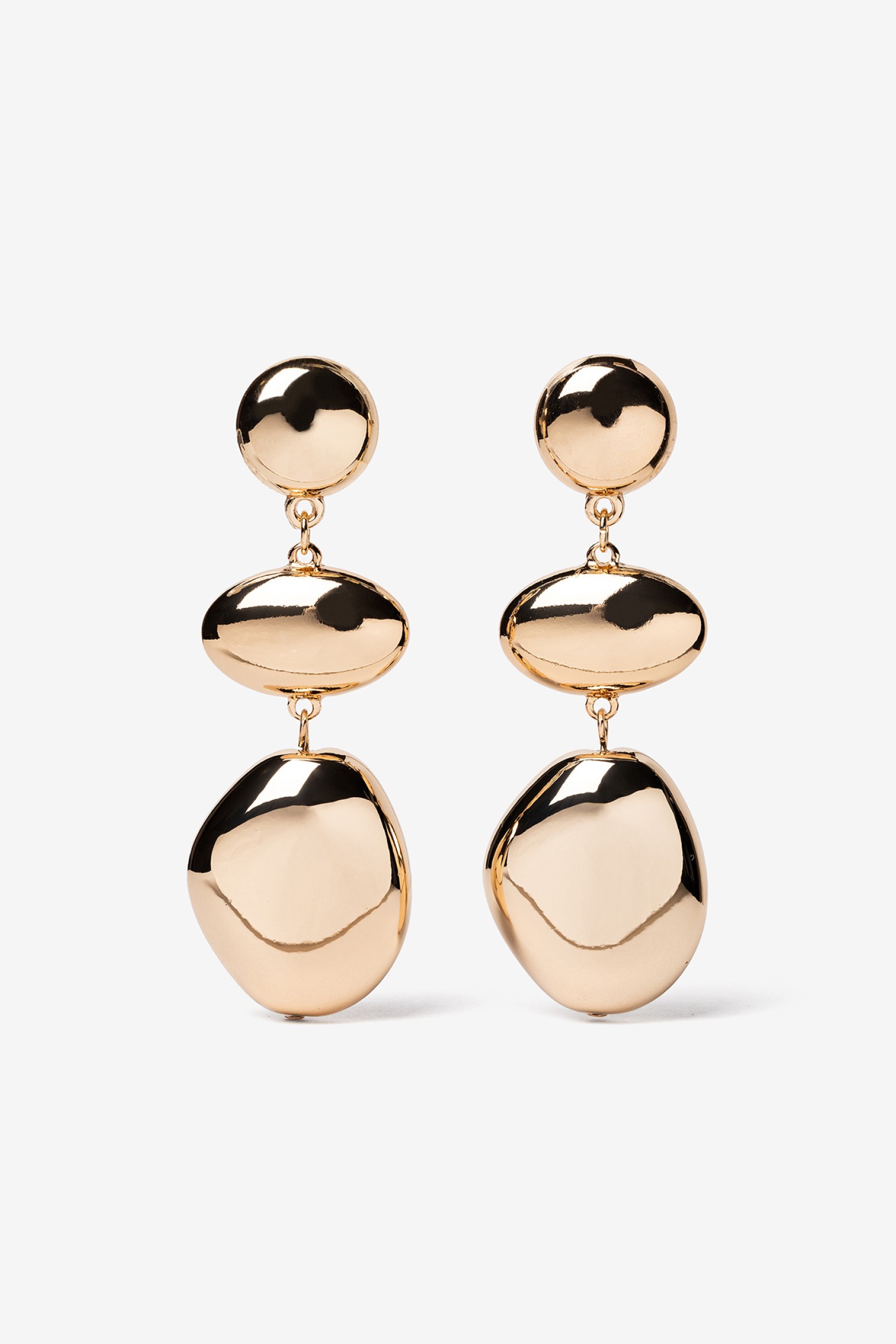 Pendientes dorados elegantes