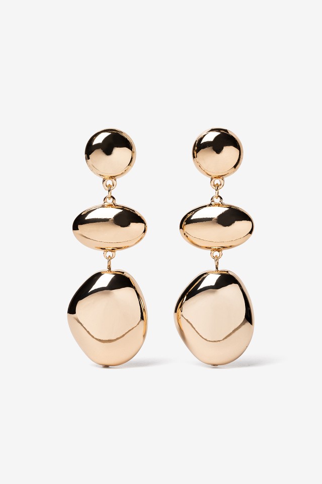 Pendientes dorados elegantes