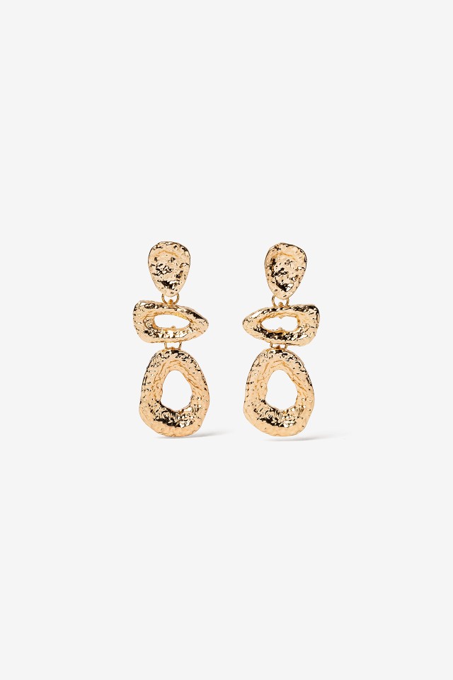 Pendientes dorados texturizados