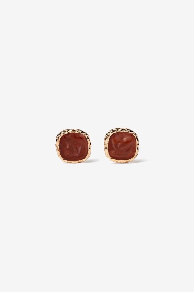 Pendientes dorados elegantes